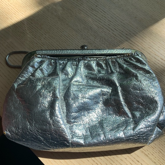 Very vintage evening clutch. Silver with rhinestone fastener - Picture 4 of 7